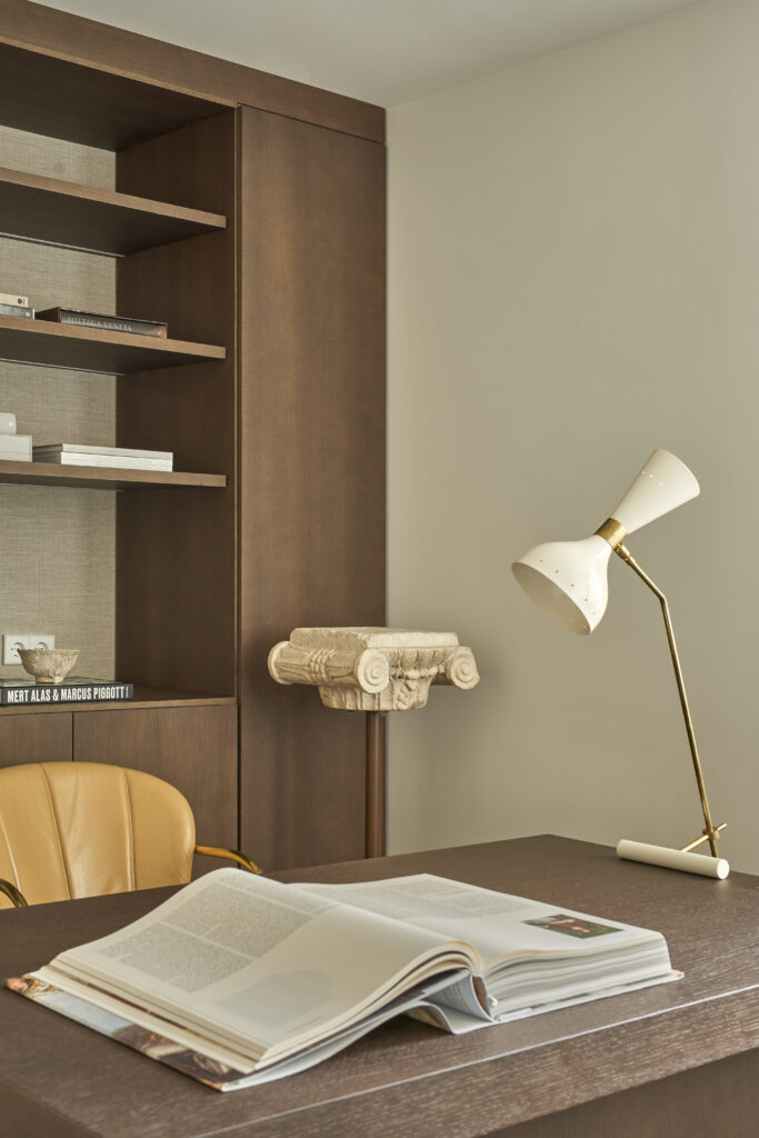 Estudio con detalles en madera roble