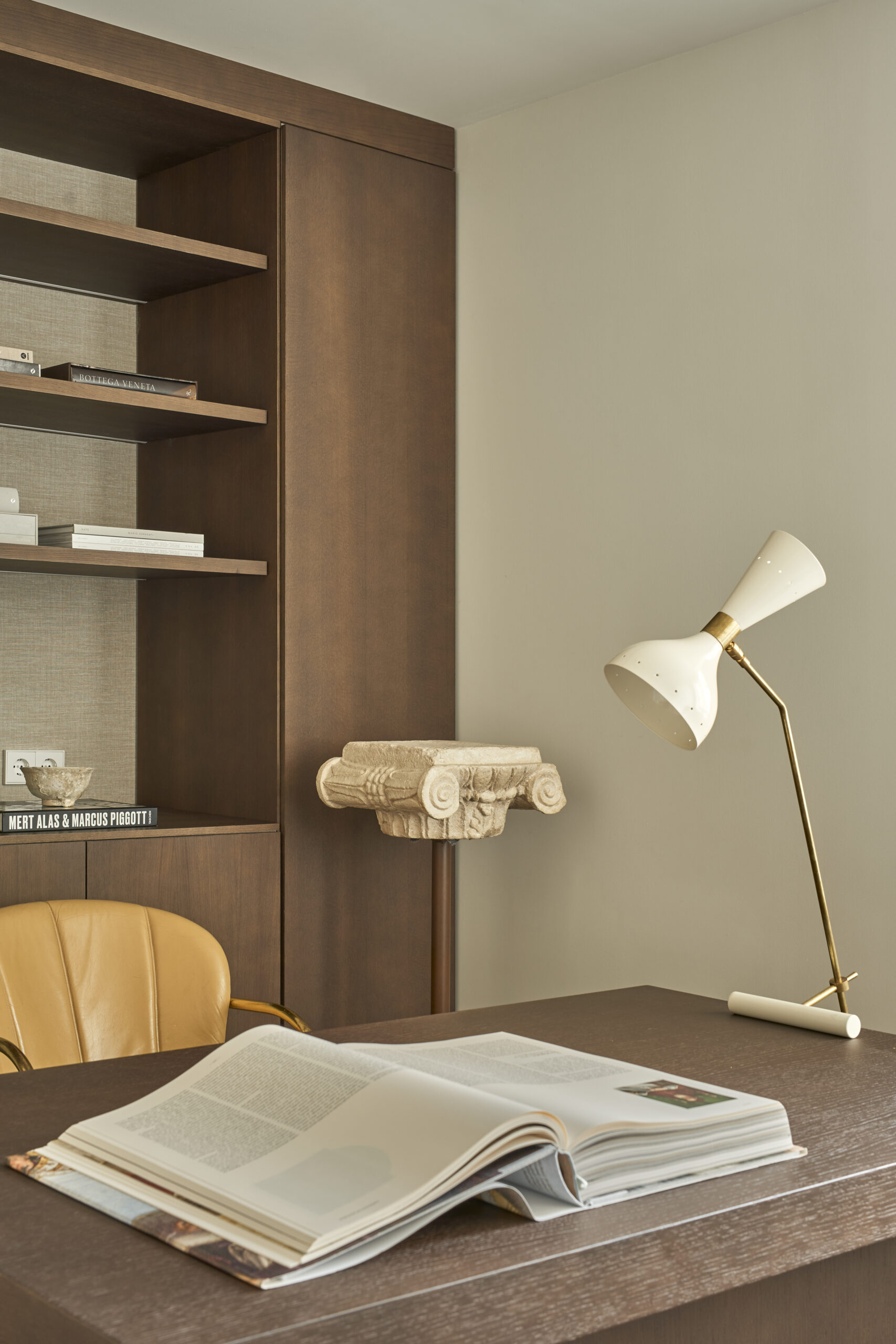 Estudio con detalles en madera roble