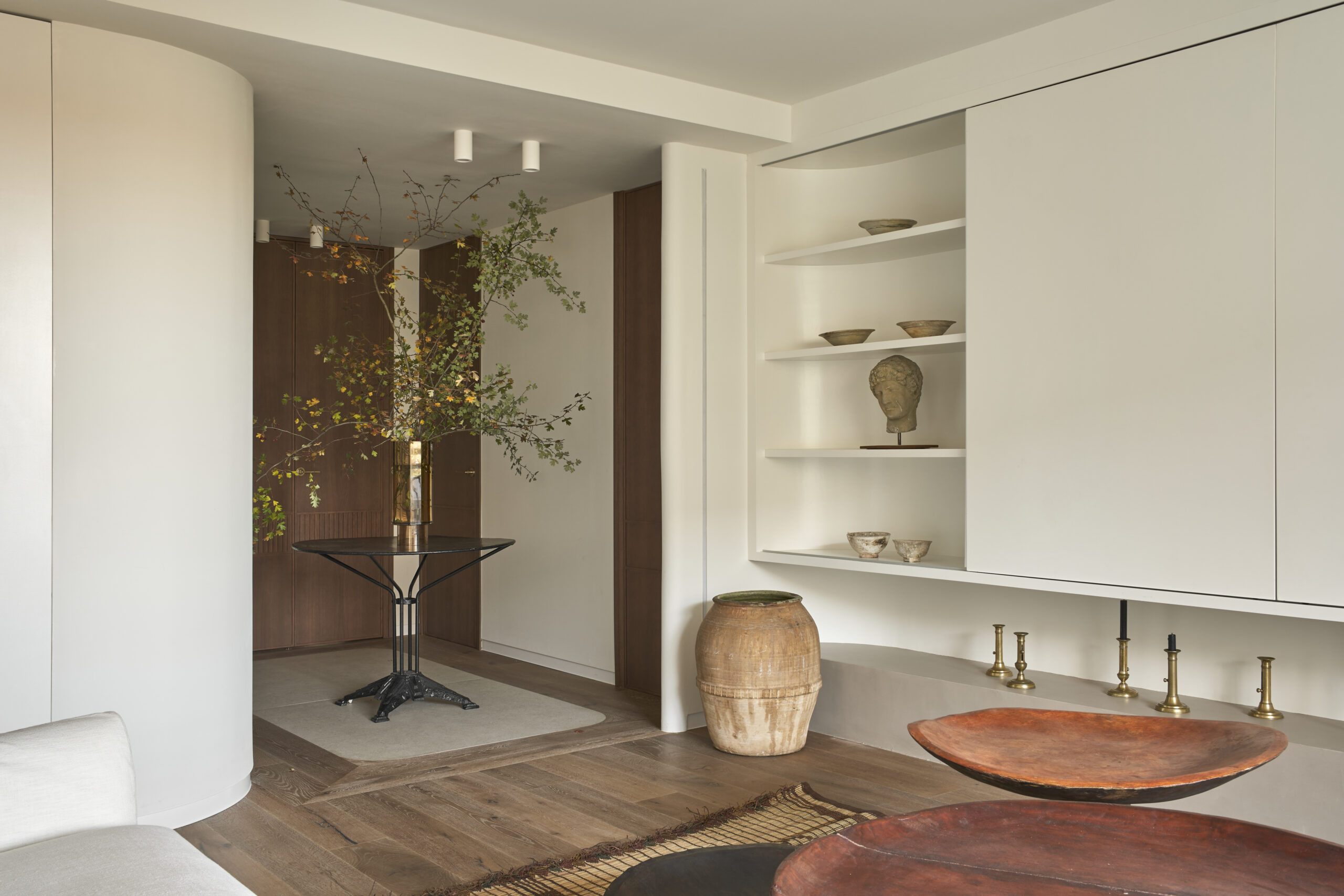 Salón casa en Barrio Salamanca en tonos claros, microcemento y maderas