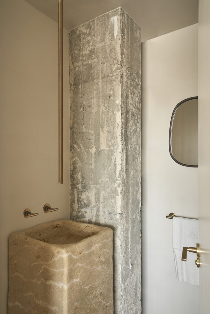 Baño invitados con acabados rústicos y piedra