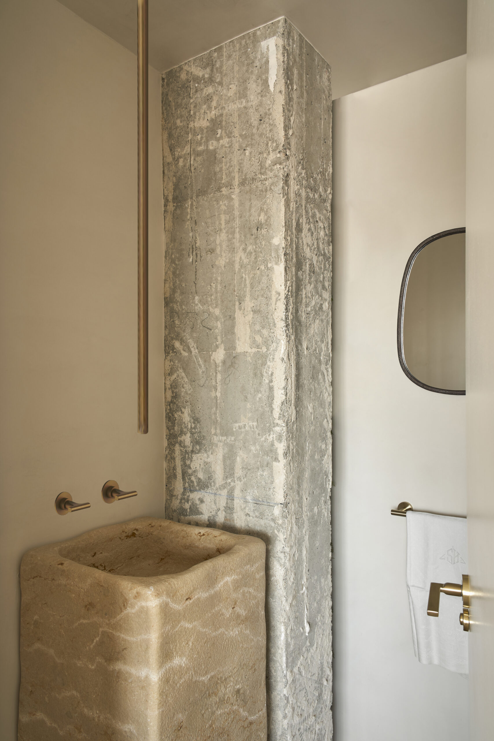 Baño invitados con acabados rústicos y piedra