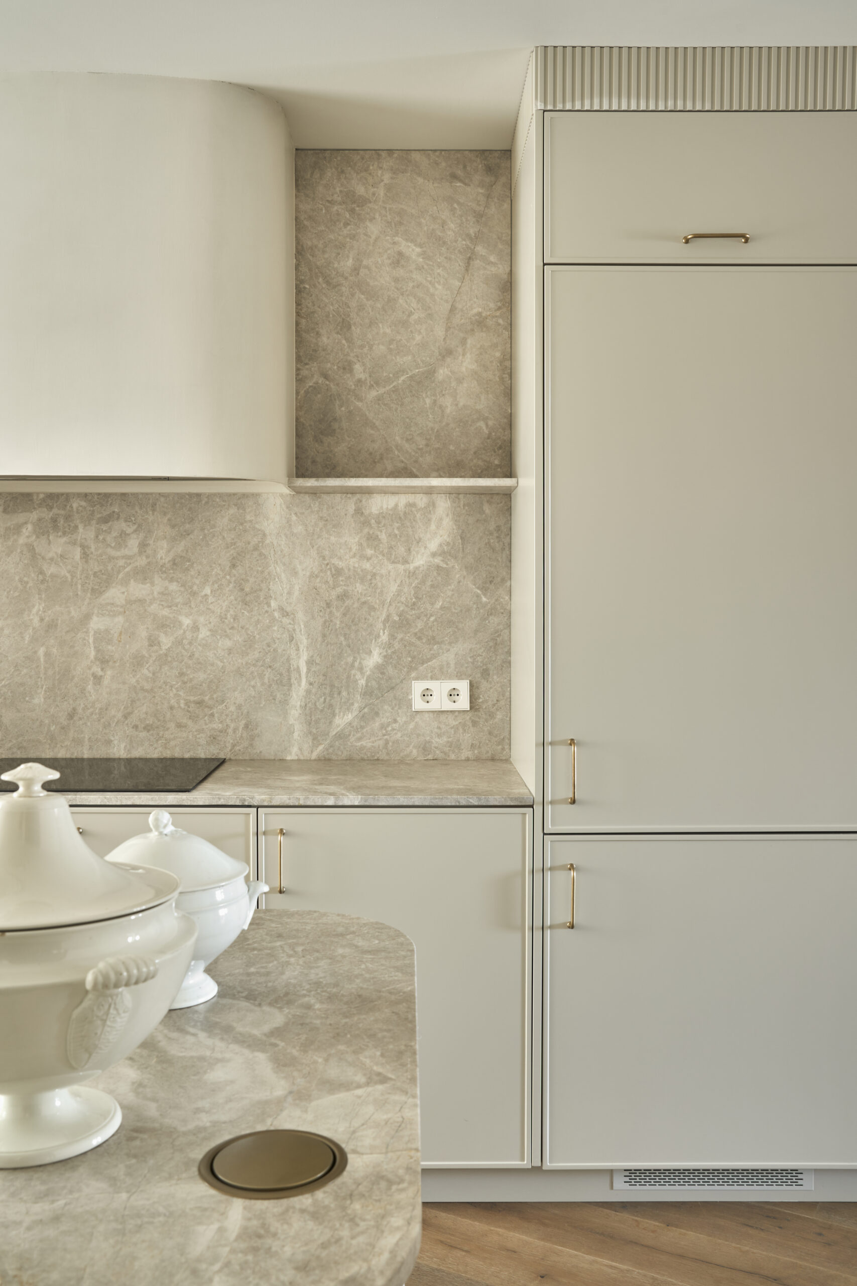 Cocina con piedra natural, microcemento y colores beige.