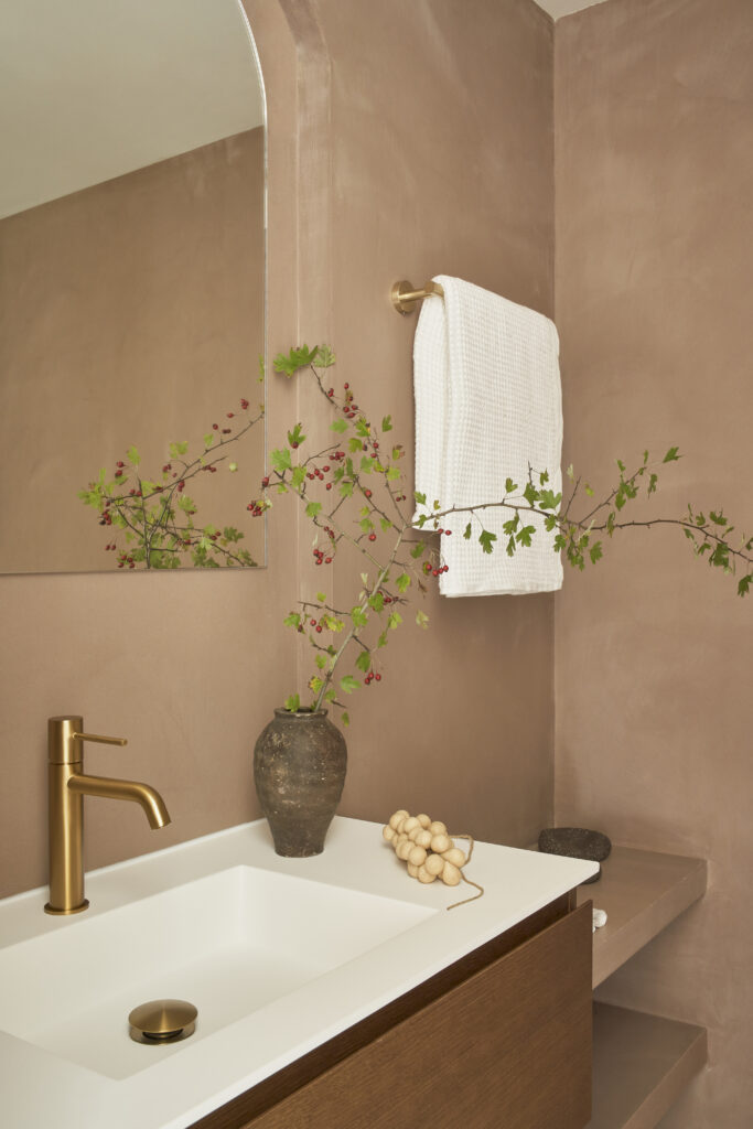 Baño con paredes en microcemento color tierra