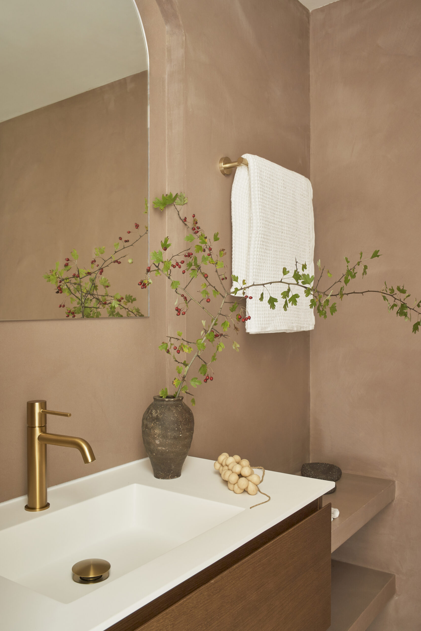 Baño con paredes en microcemento color tierra