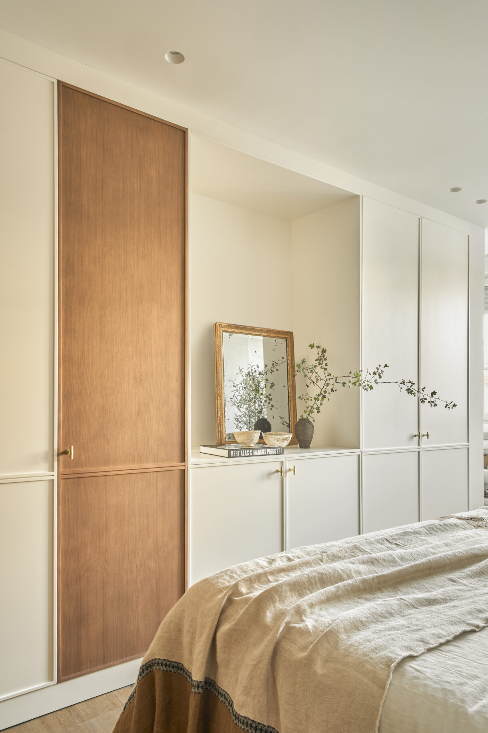 Armarios color beige y roble