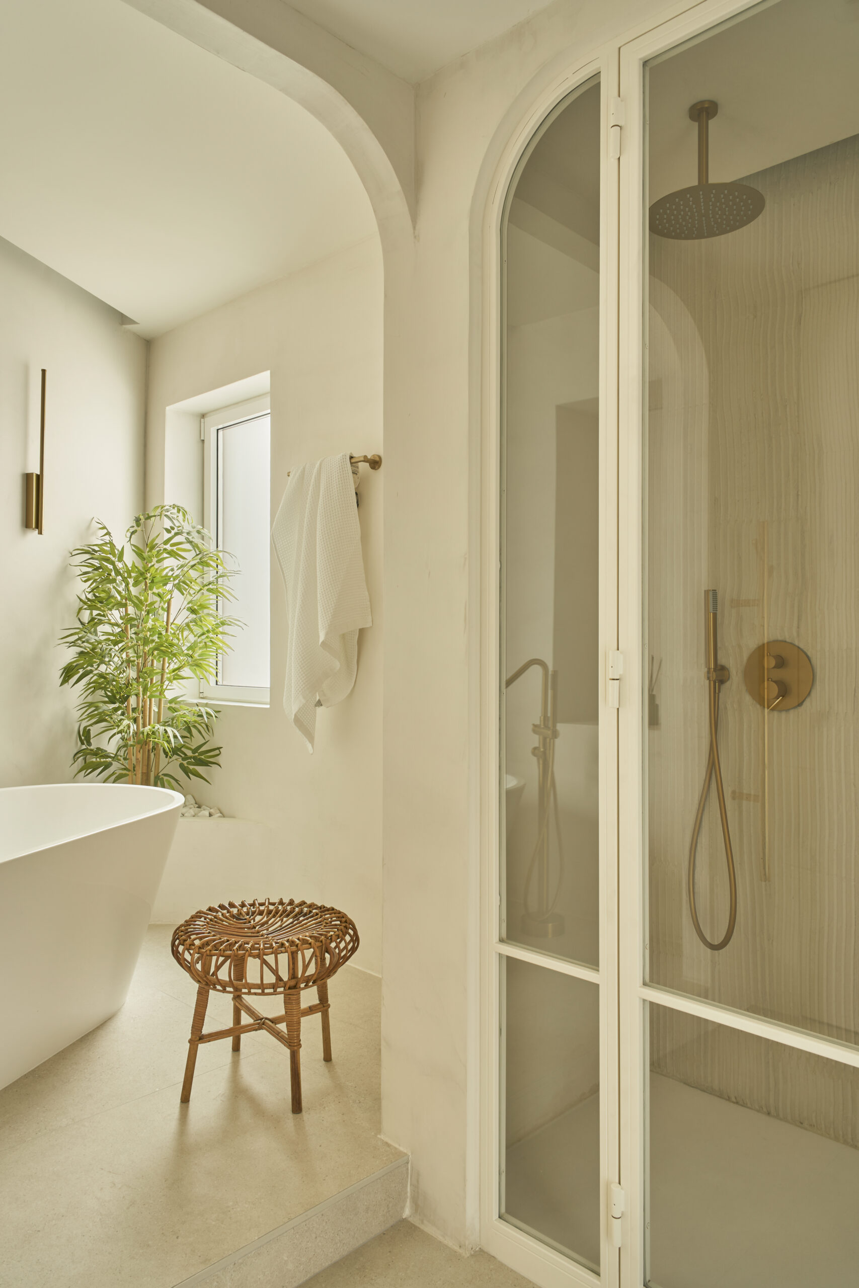 Baño tonos cálidos en microcemento