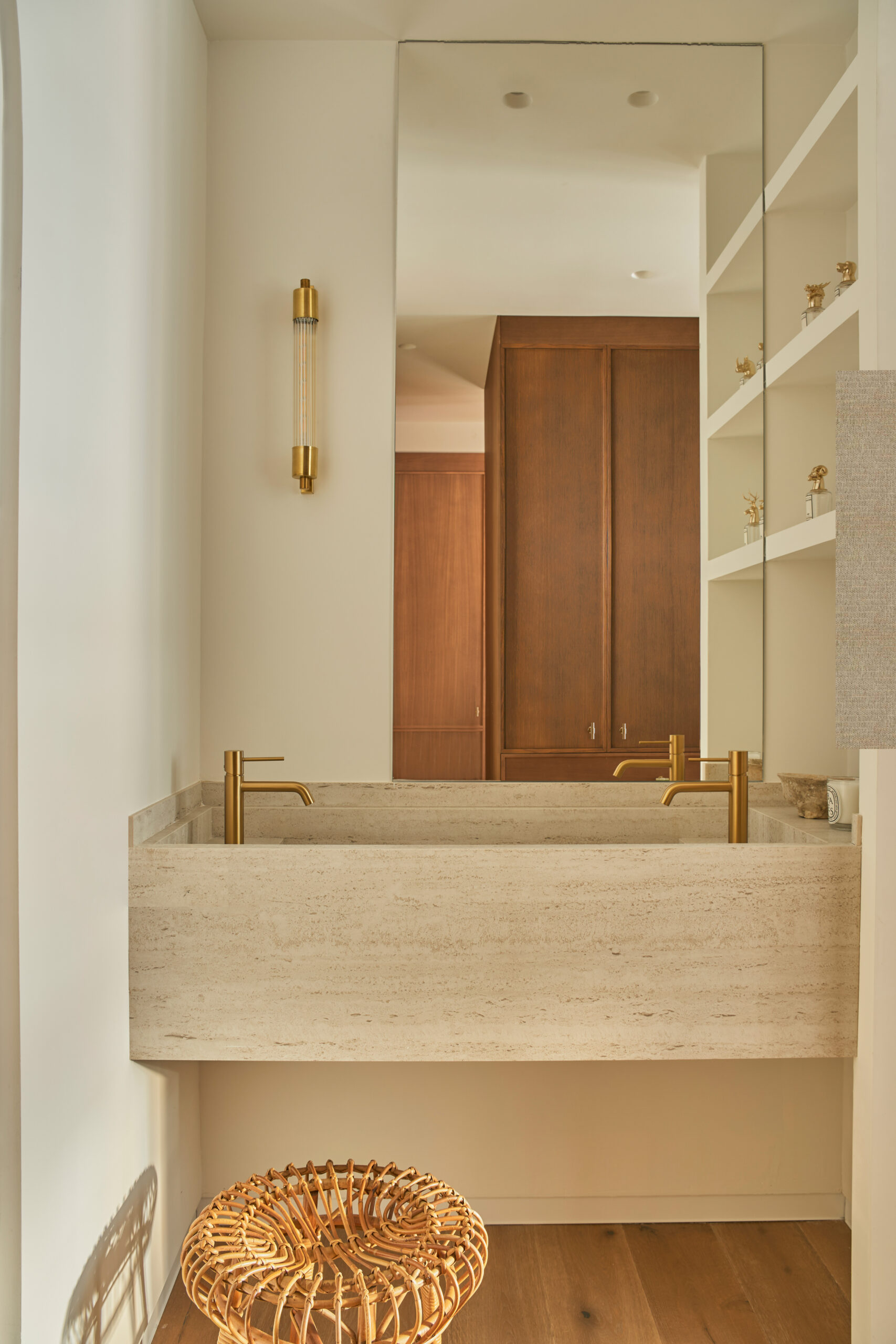 Lavabo piedra y griferia en oro