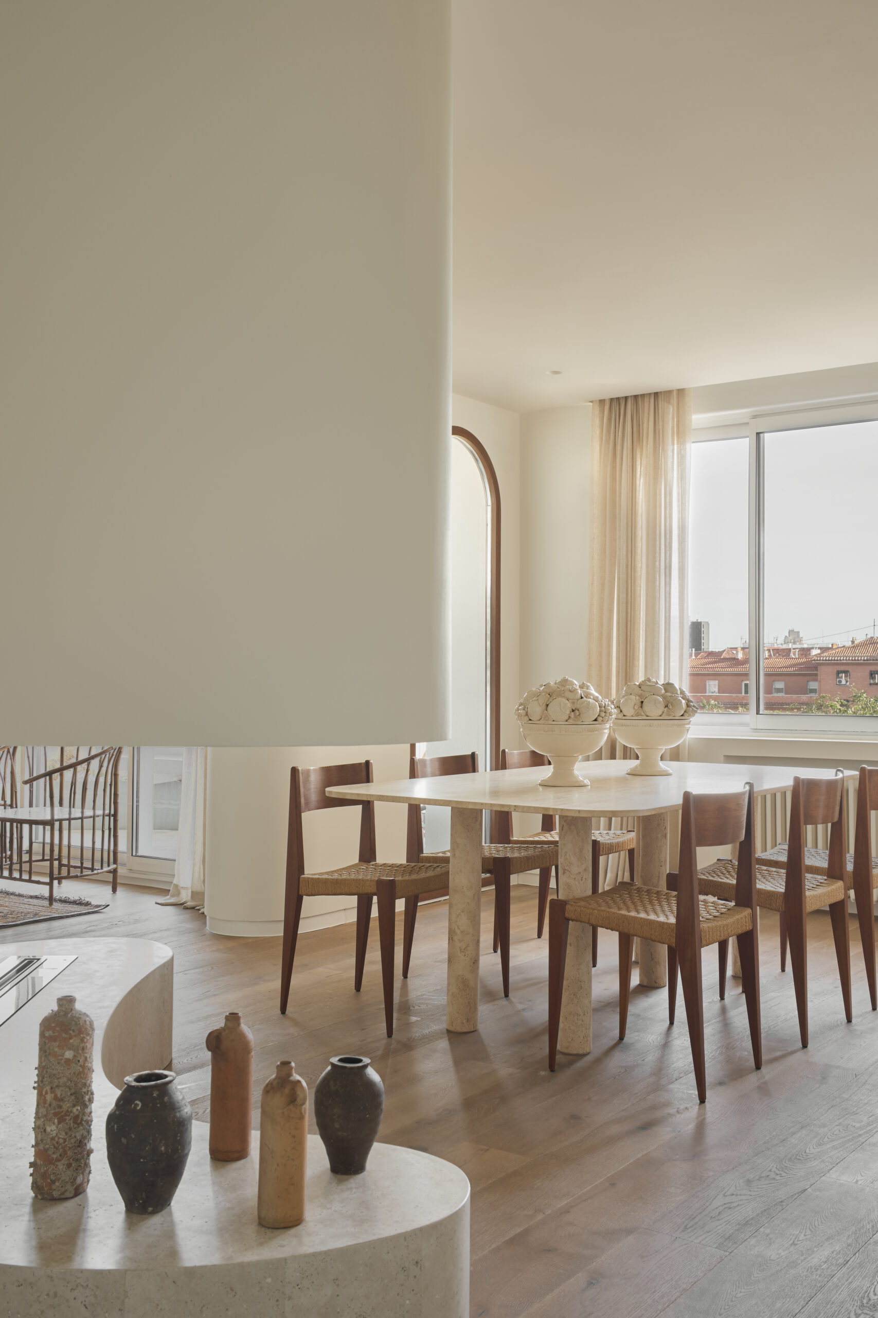 Mesa cemento, sillas madera