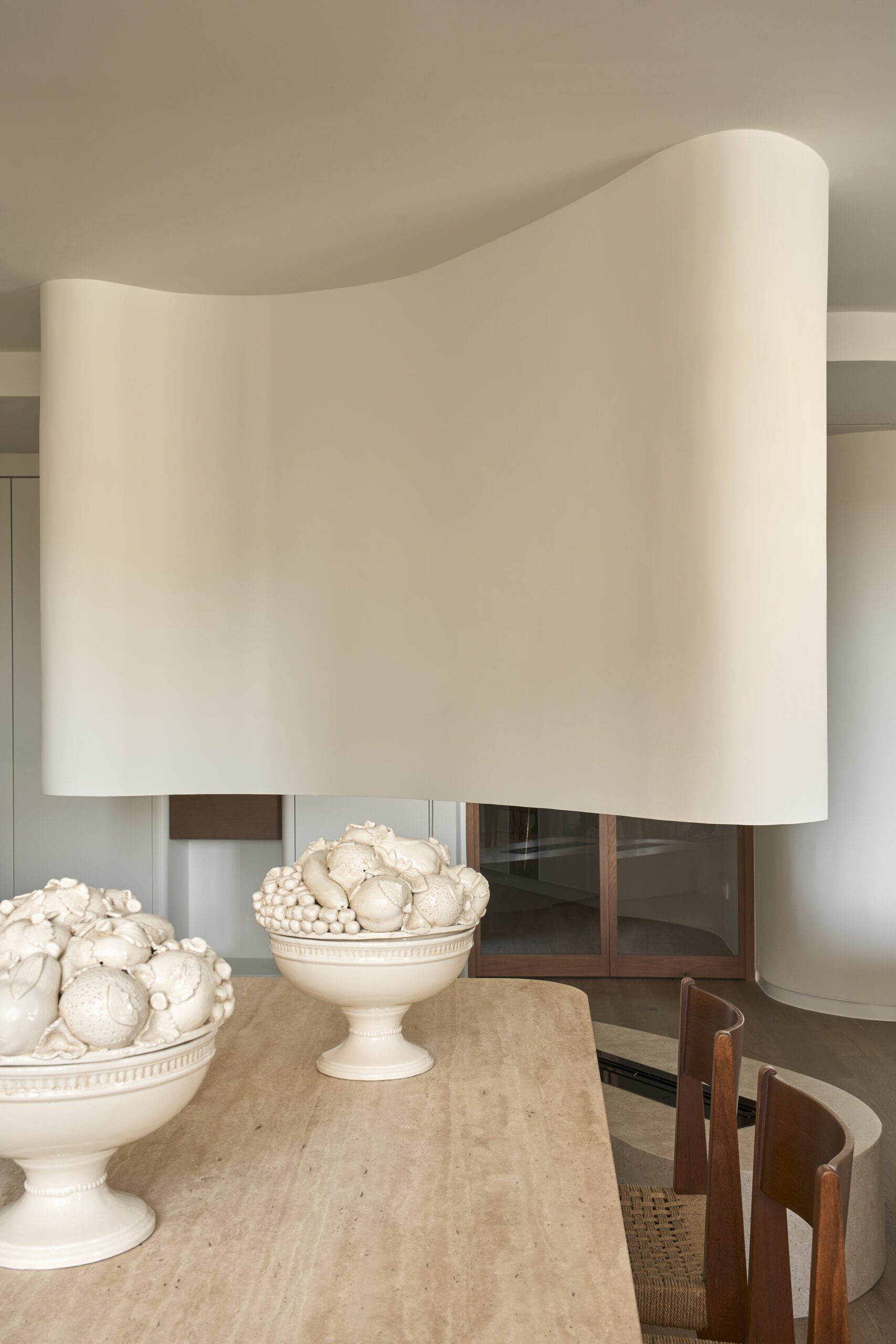 Decoración muro curvo microcemento